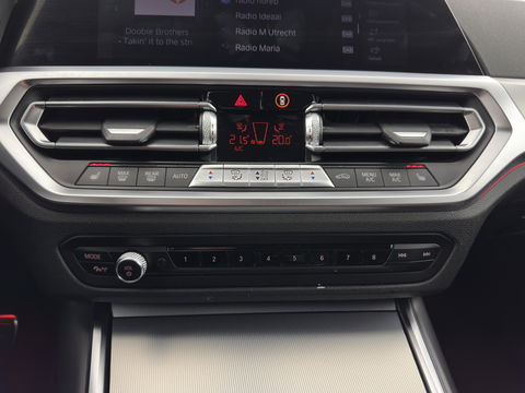 BMW 3 Serie Touring 320e Business Edition Plus M-Sportpack (INCL.BTW) *PANO | LASER-LED | LUXURY-LEATHER | HEATED-SPORTSEATS | HARMAN/KARDON | VIRTUAL-COCKPIT | AMBIENT-LIGHT | NAVI-FULLMAP | DAB+ | 18''ALU*