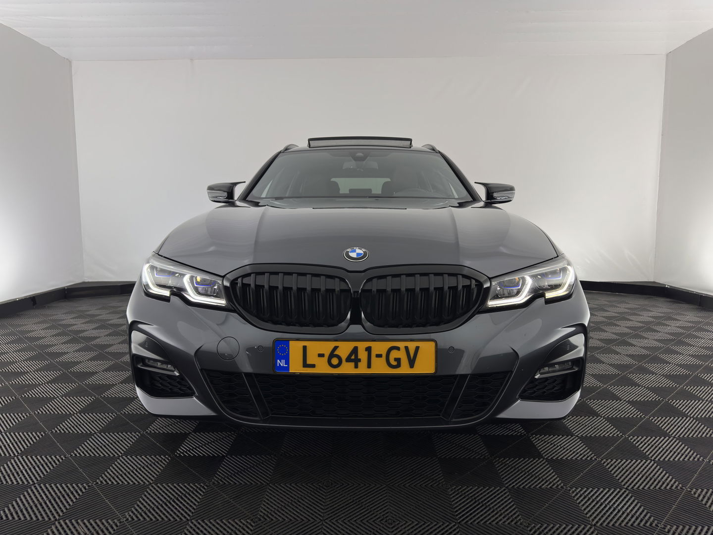 BMW 3 Serie Touring 320e M-Sportpack Business Edition Plus (Plug-In) (INCL-BTW) *PANO | LASER-LED | LEATHER | HEATED-SPORTSEATS | HARMAN/KARDON | VIRTUAL-COCKPIT | AMBIENT-LIGHT | NAVI-FULLMAP | DAB+ | 18''ALU*