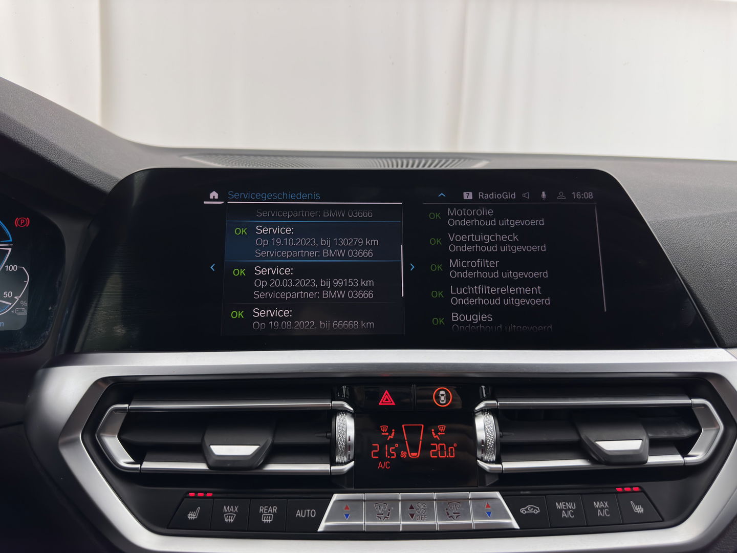 BMW 3 Serie Touring 320e M-Sportpack Business Edition Plus (Plug-In) (INCL-BTW) *PANO | LASER-LED | LEATHER | HEATED-SPORTSEATS | HARMAN/KARDON | VIRTUAL-COCKPIT | AMBIENT-LIGHT | NAVI-FULLMAP | DAB+ | 18''ALU*