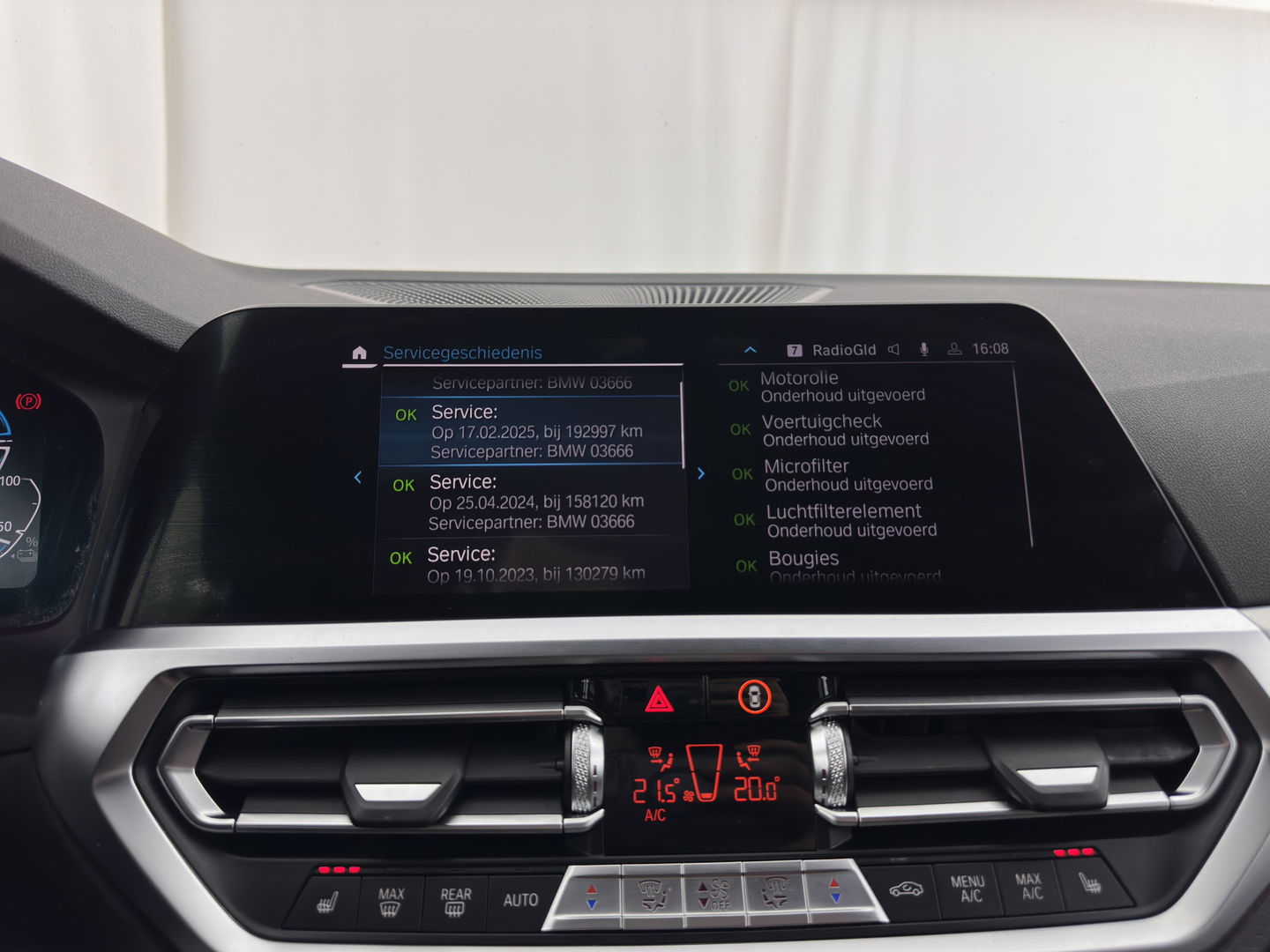 BMW 3 Serie Touring 320e M-Sportpack Business Edition Plus (Plug-In) (INCL-BTW) *PANO | LASER-LED | LEATHER | HEATED-SPORTSEATS | HARMAN/KARDON | VIRTUAL-COCKPIT | AMBIENT-LIGHT | NAVI-FULLMAP | DAB+ | 18''ALU*