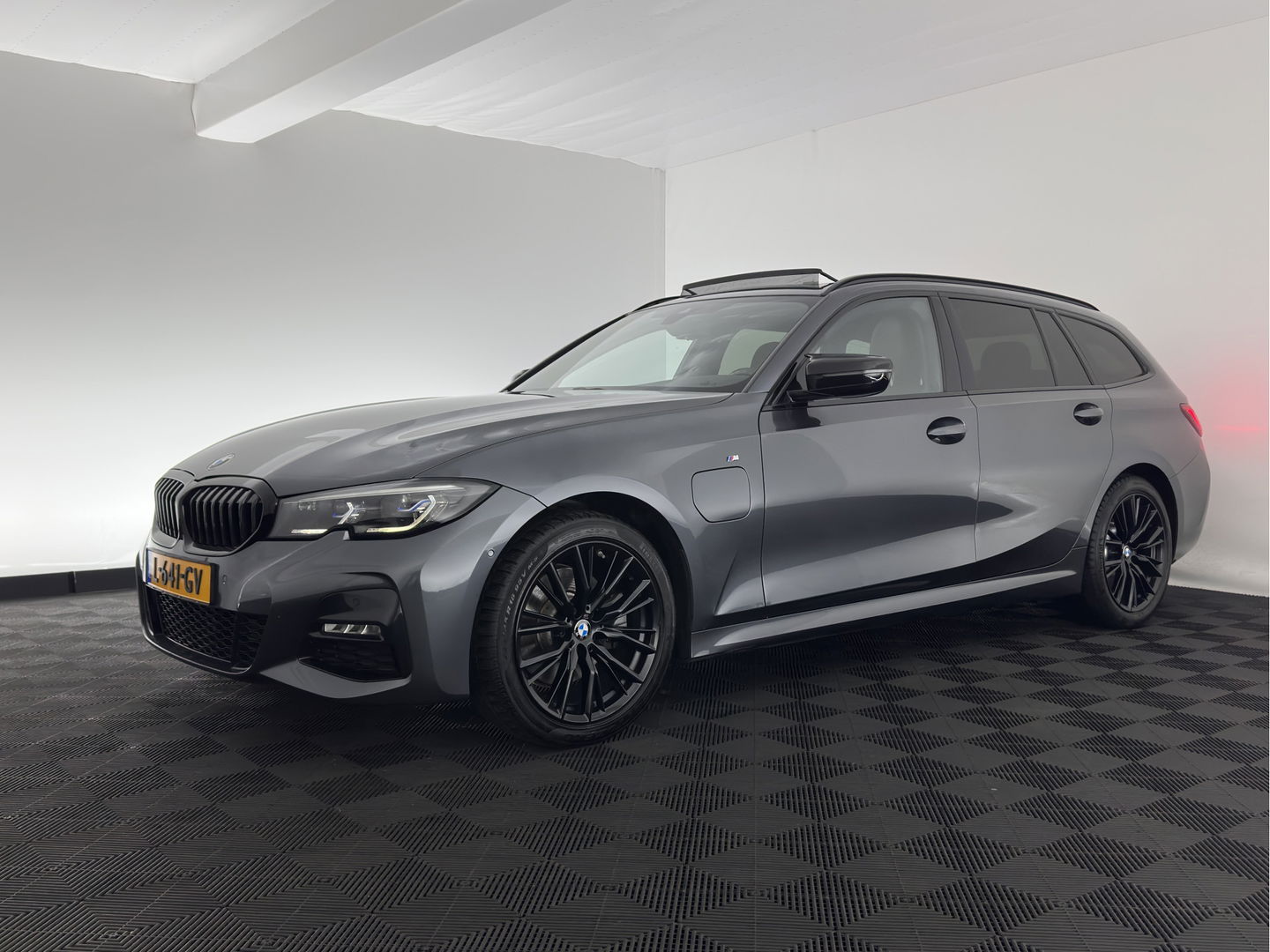 BMW 3 Serie Touring 320e Business Edition Plus M-Sportpack (INCL.BTW) *PANO | LASER-LED | LUXURY-LEATHER | HEATED-SPORTSEATS | HARMAN/KARDON | VIRTUAL-COCKPIT | AMBIENT-LIGHT | NAVI-FULLMAP | DAB+ | 18''ALU*