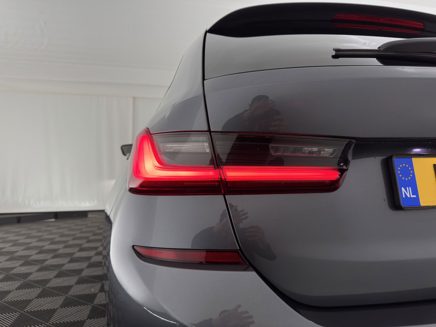 BMW 3 Serie Touring 320e M-Sportpack Business Edition Plus (Plug-In) (INCL-BTW) *PANO | LASER-LED | LEATHER | HEATED-SPORTSEATS | HARMAN/KARDON | VIRTUAL-COCKPIT | AMBIENT-LIGHT | NAVI-FULLMAP | DAB+ | 18''ALU*