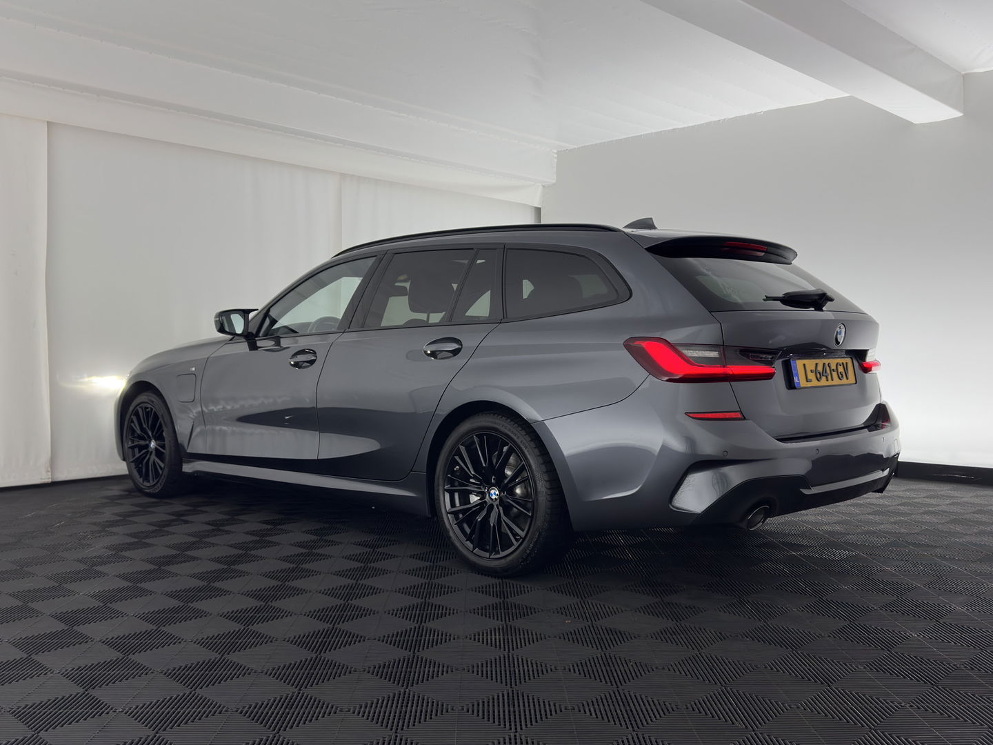 BMW 3 Serie Touring 320e Business Edition Plus M-Sportpack (INCL.BTW) *PANO | LASER-LED | LUXURY-LEATHER | HEATED-SPORTSEATS | HARMAN/KARDON | VIRTUAL-COCKPIT | AMBIENT-LIGHT | NAVI-FULLMAP | DAB+ | 18''ALU*