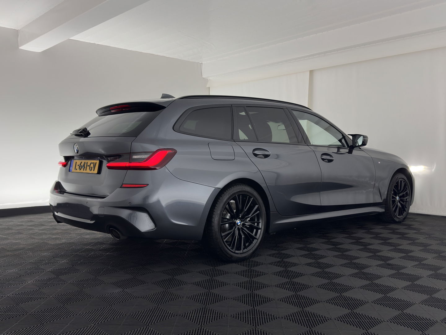 BMW 3 Serie Touring 320e M-Sportpack Business Edition Plus (Plug-In) (INCL-BTW) *PANO | LASER-LED | LEATHER | HEATED-SPORTSEATS | HARMAN/KARDON | VIRTUAL-COCKPIT | AMBIENT-LIGHT | NAVI-FULLMAP | DAB+ | 18''ALU*