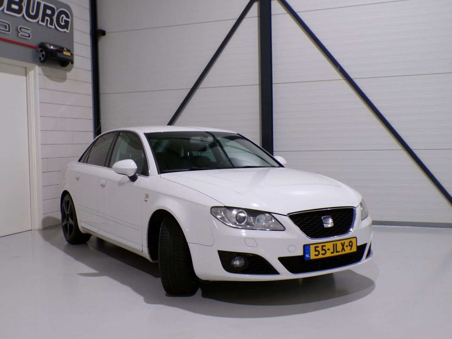 SEAT Exeo 2.0 TSI Sport "Origineel NL!" Apple-carplay Leer Bluetooth Navigatie Stoelverwarming Xenon Youngtimer "2e eigenaar"