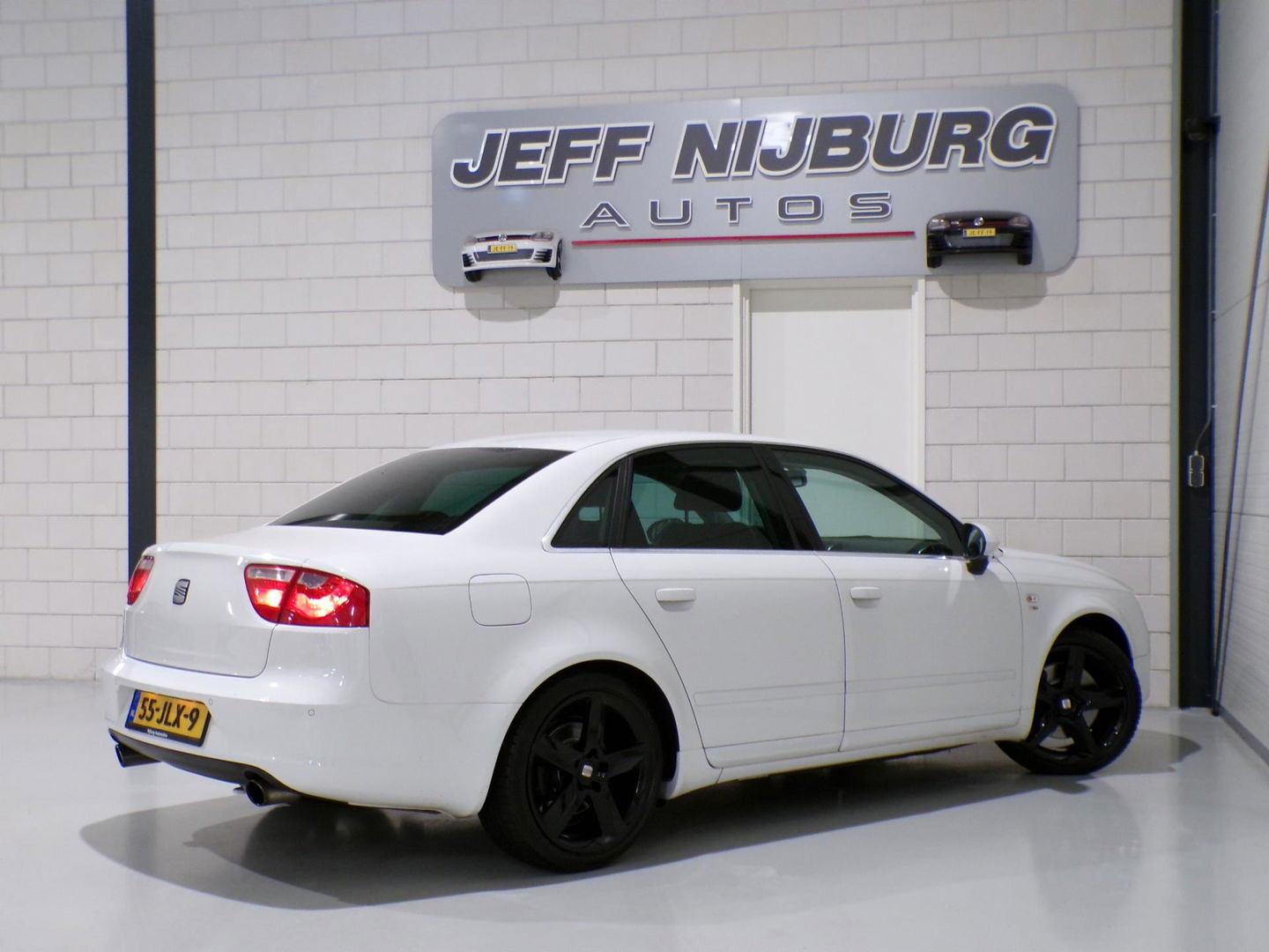 SEAT Exeo 2.0 TSI Sport "Origineel NL!" Apple-carplay Leer Bluetooth Navigatie Stoelverwarming Xenon Youngtimer "2e eigenaar"