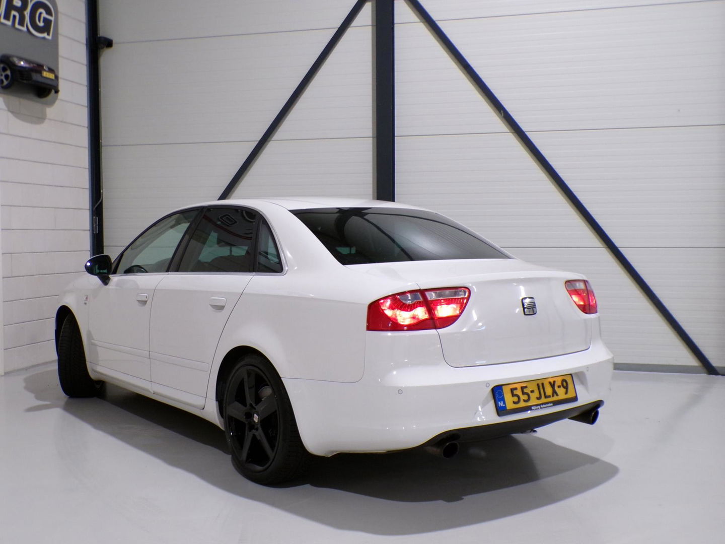 SEAT Exeo 2.0 TSI Sport "Origineel NL!" Apple-carplay Leer Bluetooth Navigatie Stoelverwarming Xenon Youngtimer "2e eigenaar"
