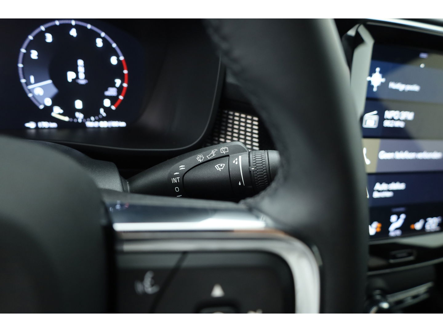 Volvo XC40 2.0 B4 R-Design | Elek. stoelen | ACC | H&K Audio | 360 camera | 19 inch | Stoel+ stuurverw. |