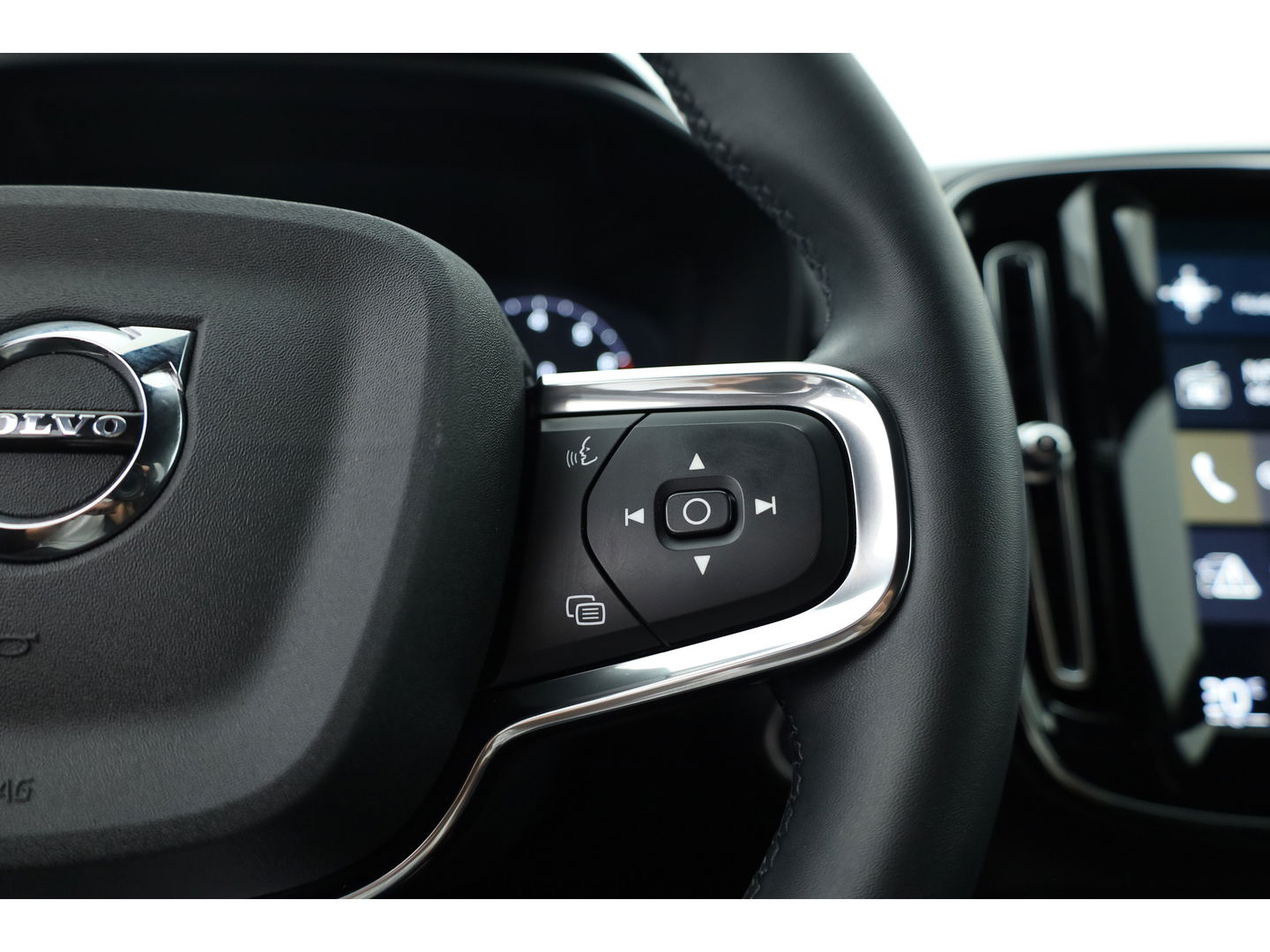 Volvo XC40 2.0 B4 R-Design | Elek. stoelen | ACC | H&K Audio | 360 camera | 19 inch | Stoel+ stuurverw. |