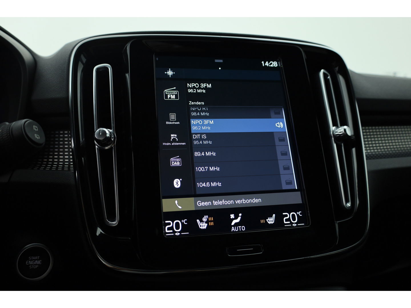 Volvo XC40 2.0 B4 R-Design | Elek. stoelen | ACC | H&K Audio | 360 camera | 19 inch | Stoel+ stuurverw. |