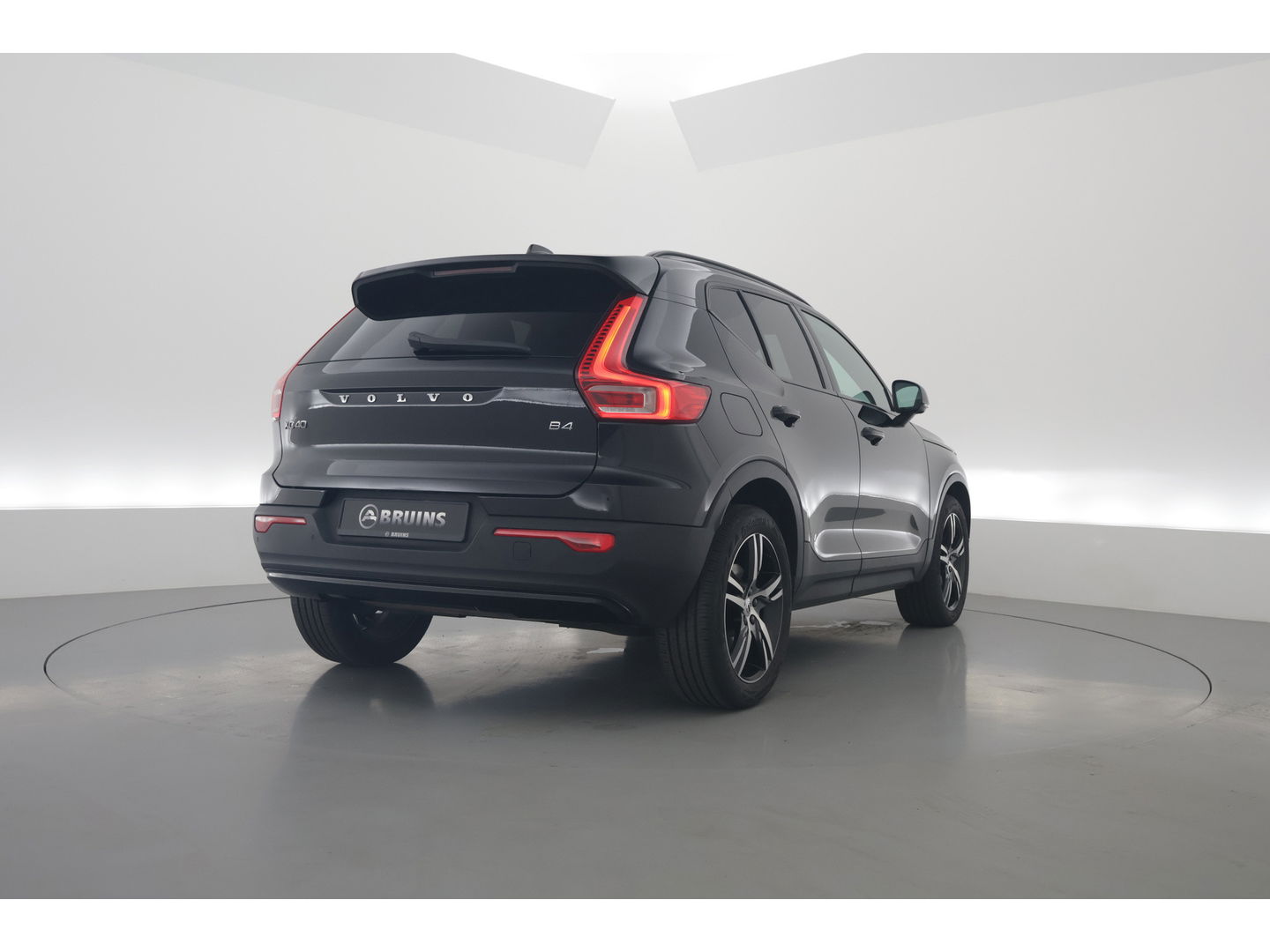 Volvo XC40 2.0 B4 R-Design | Elek. stoelen | ACC | H&K Audio | 360 camera | 19 inch | Stoel+ stuurverw. |