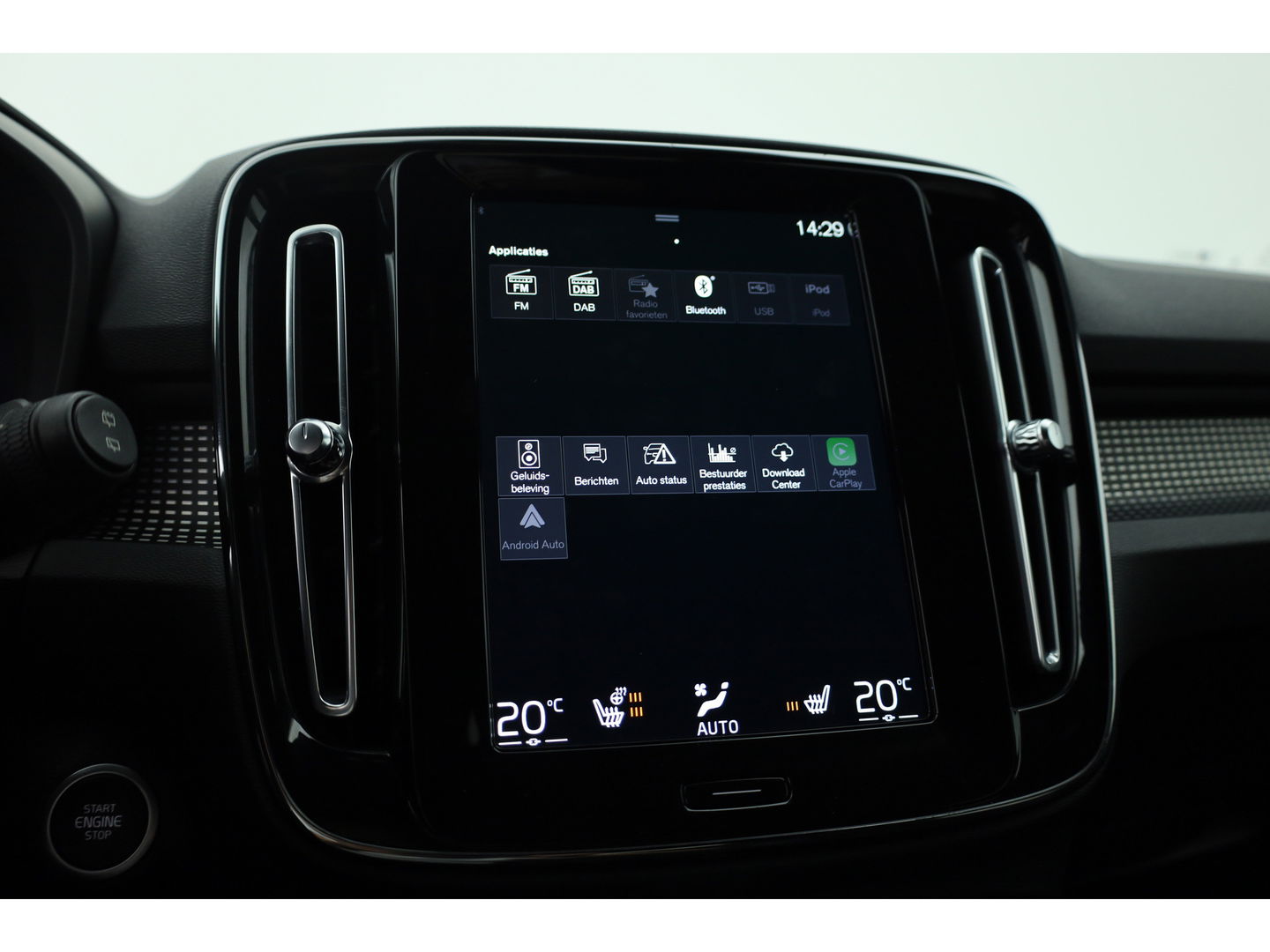 Volvo XC40 2.0 B4 R-Design | Elek. stoelen | ACC | H&K Audio | 360 camera | 19 inch | Stoel+ stuurverw. |