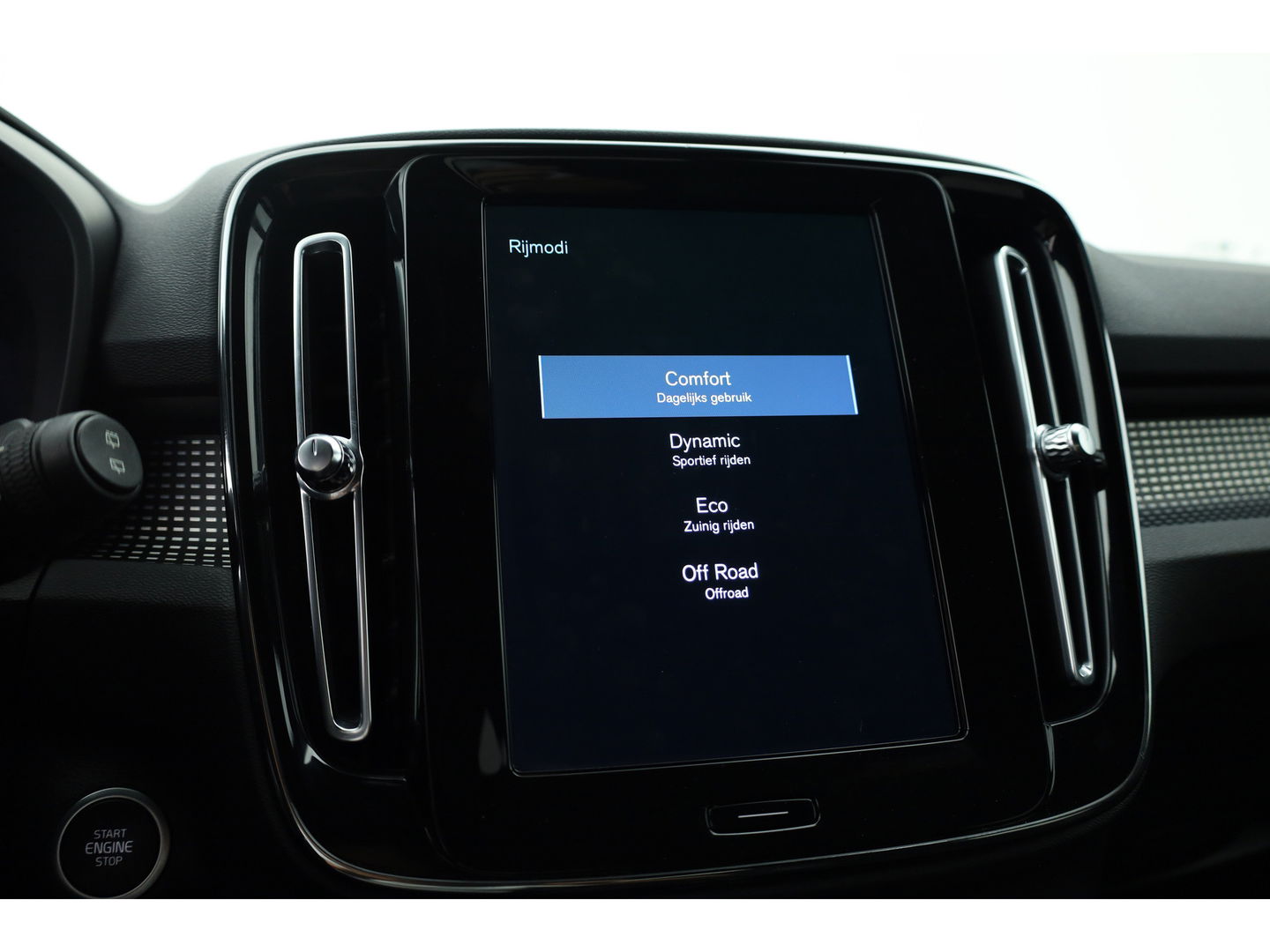 Volvo XC40 2.0 B4 R-Design | Elek. stoelen | ACC | H&K Audio | 360 camera | 19 inch | Stoel+ stuurverw. |