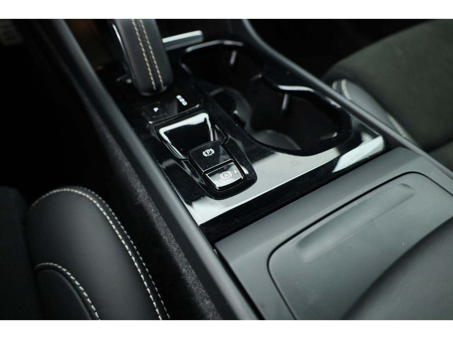 Volvo XC40 2.0 B4 R-Design | Elek. stoelen | ACC | H&K Audio | 360 camera | 19 inch | Stoel+ stuurverw. |