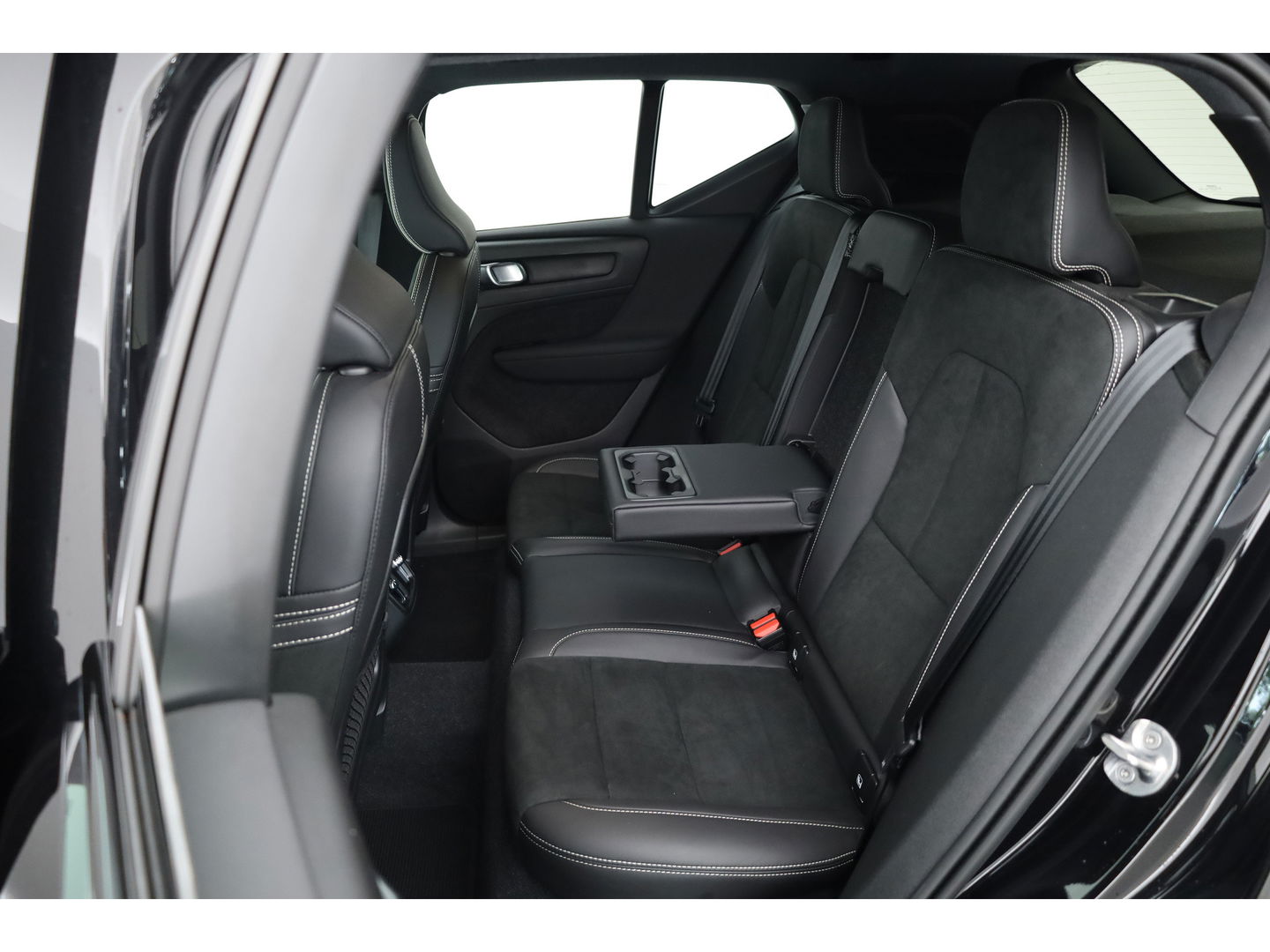 Volvo XC40 2.0 B4 R-Design | Elek. stoelen | ACC | H&K Audio | 360 camera | 19 inch | Stoel+ stuurverw. |