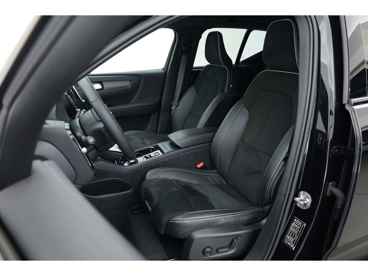 Volvo XC40 2.0 B4 R-Design | Elek. stoelen | ACC | H&K Audio | 360 camera | 19 inch | Stoel+ stuurverw. |