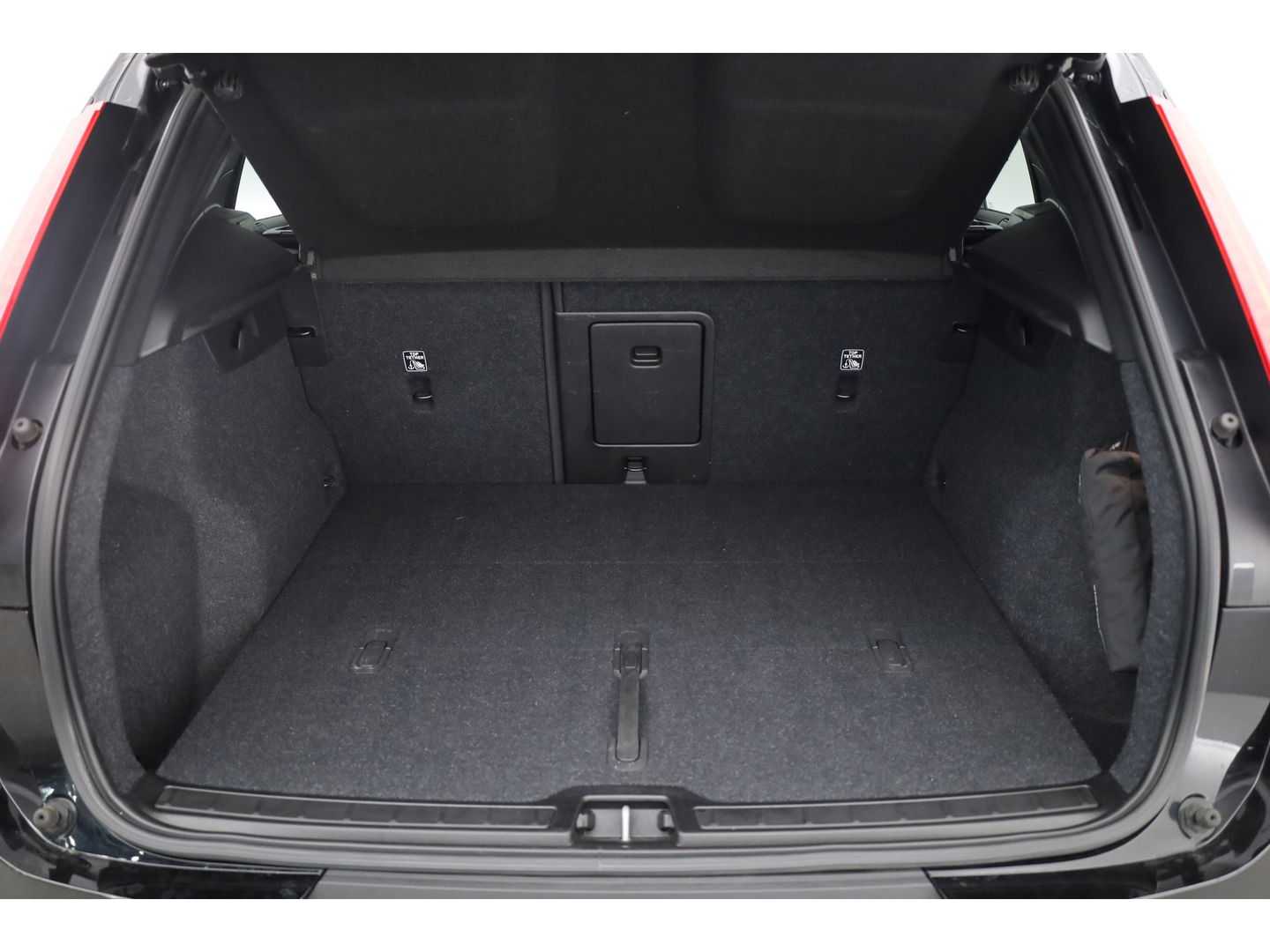 Volvo XC40 2.0 B4 R-Design | Elek. stoelen | ACC | H&K Audio | 360 camera | 19 inch | Stoel+ stuurverw. |