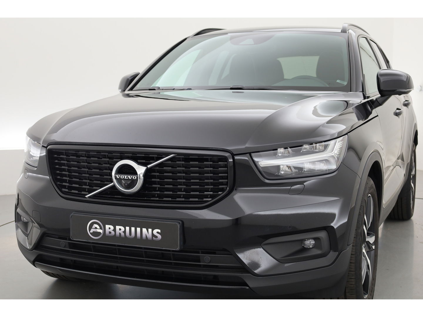 Volvo XC40 2.0 B4 R-Design | Elek. stoelen | ACC | H&K Audio | 360 camera | 19 inch | Stoel+ stuurverw. |