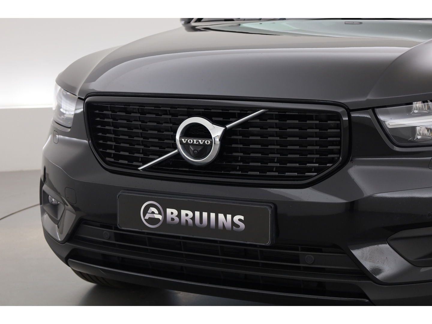 Volvo XC40 2.0 B4 R-Design | Elek. stoelen | ACC | H&K Audio | 360 camera | 19 inch | Stoel+ stuurverw. |