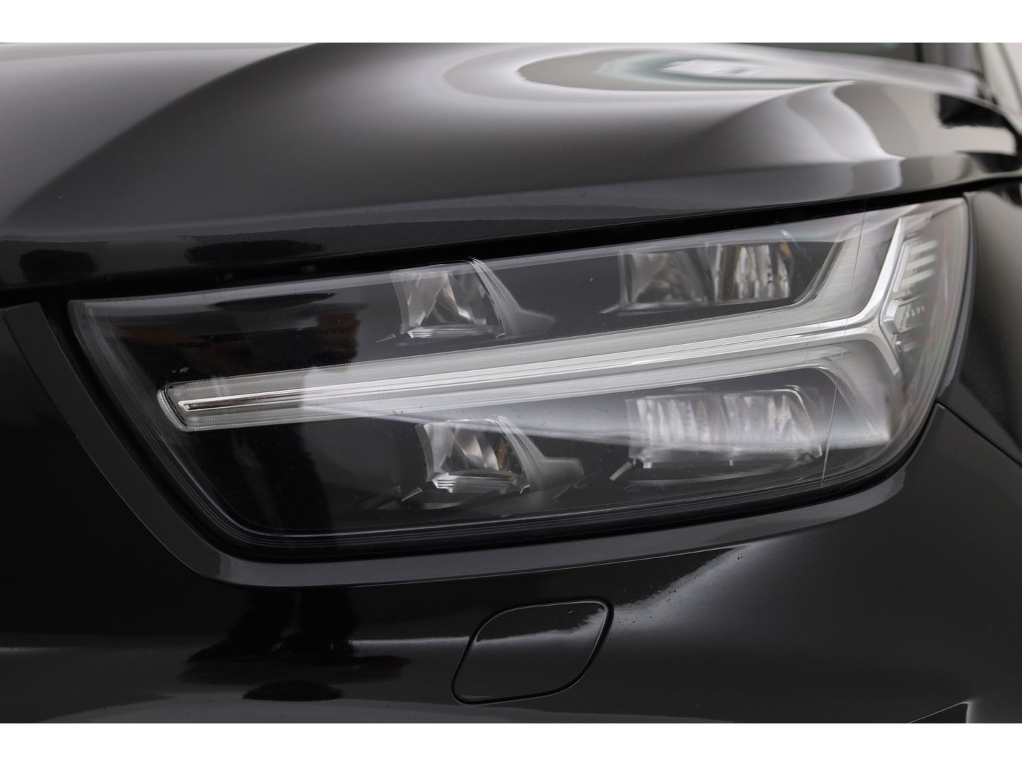 Volvo XC40 2.0 B4 R-Design | Elek. stoelen | ACC | H&K Audio | 360 camera | 19 inch | Stoel+ stuurverw. |