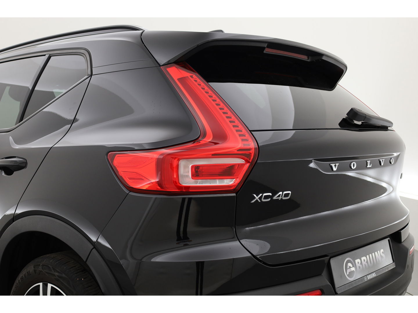 Volvo XC40 2.0 B4 R-Design | Elek. stoelen | ACC | H&K Audio | 360 camera | 19 inch | Stoel+ stuurverw. |