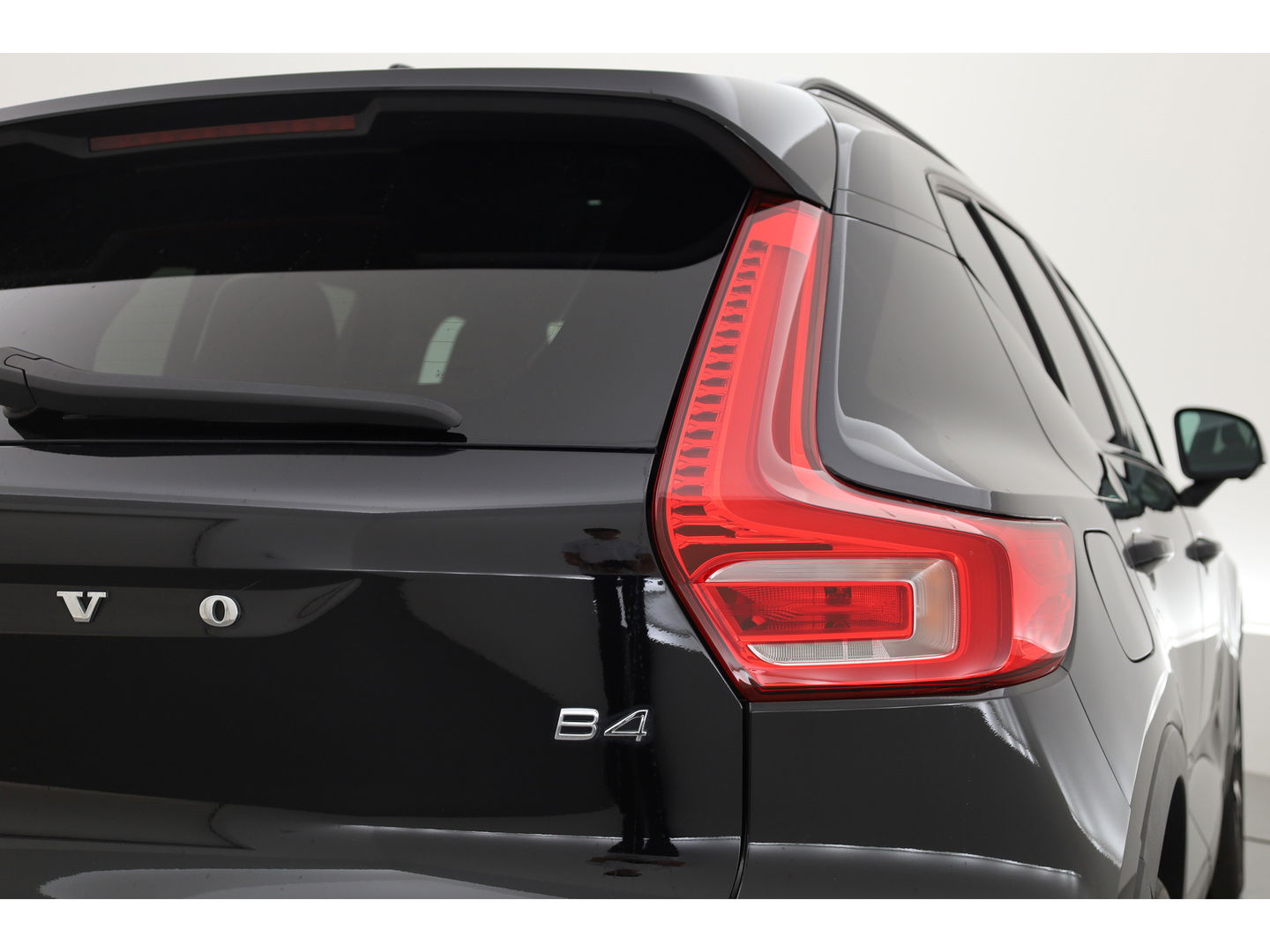 Volvo XC40 2.0 B4 R-Design | Elek. stoelen | ACC | H&K Audio | 360 camera | 19 inch | Stoel+ stuurverw. |