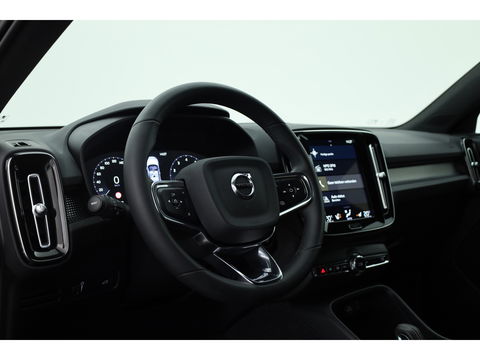 Volvo XC40 2.0 B4 R-Design | Elek. stoelen | ACC | H&K Audio | 360 camera | 19 inch | Stoel+ stuurverw. |