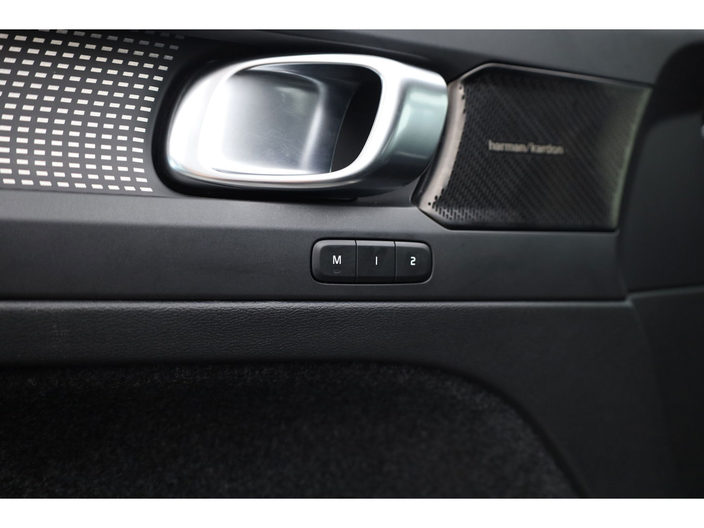 Volvo XC40 2.0 B4 R-Design | Elek. stoelen | ACC | H&K Audio | 360 camera | 19 inch | Stoel+ stuurverw. |