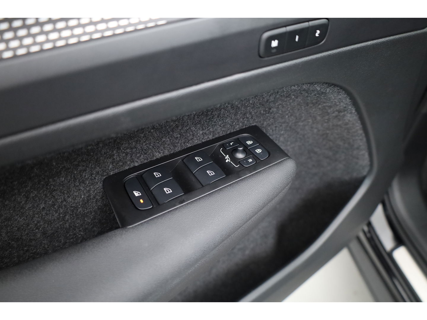 Volvo XC40 2.0 B4 R-Design | Elek. stoelen | ACC | H&K Audio | 360 camera | 19 inch | Stoel+ stuurverw. |