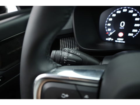 Volvo XC40 2.0 B4 R-Design | Elek. stoelen | ACC | H&K Audio | 360 camera | 19 inch | Stoel+ stuurverw. |