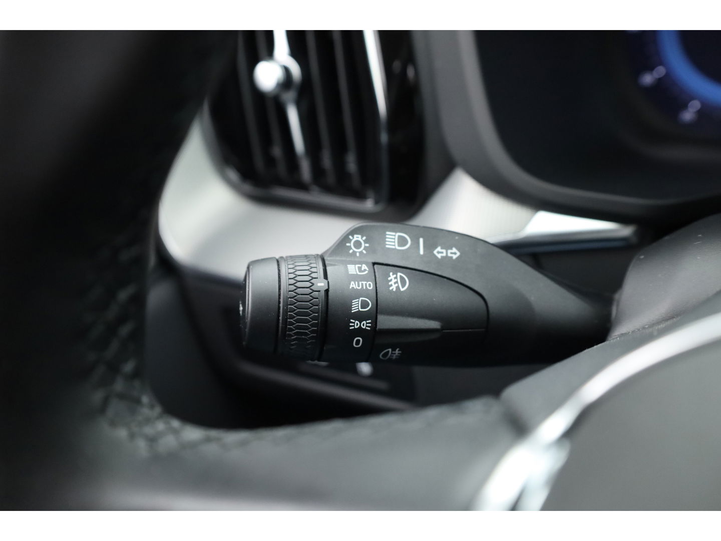 Volvo XC60 2.0 T6 Plug-in hybrid AWD Plus Bright | Leer | Pano-dak | 360 camera | ACC | Blis | H&K Audio |