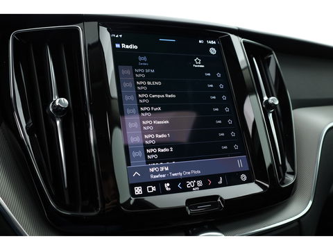 Volvo XC60 2.0 T6 Plug-in hybrid AWD Plus Bright | Leer | Pano-dak | 360 camera | ACC | Blis | H&K Audio |