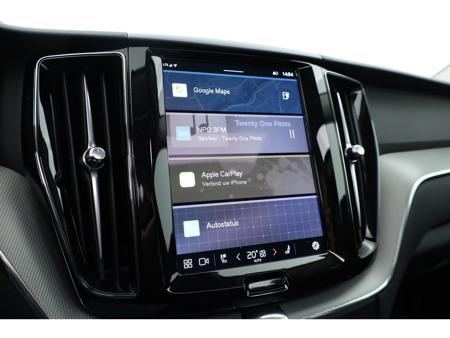 Volvo XC60 2.0 T6 Plug-in hybrid AWD Plus Bright | Leer | Pano-dak | 360 camera | ACC | Blis | H&K Audio |