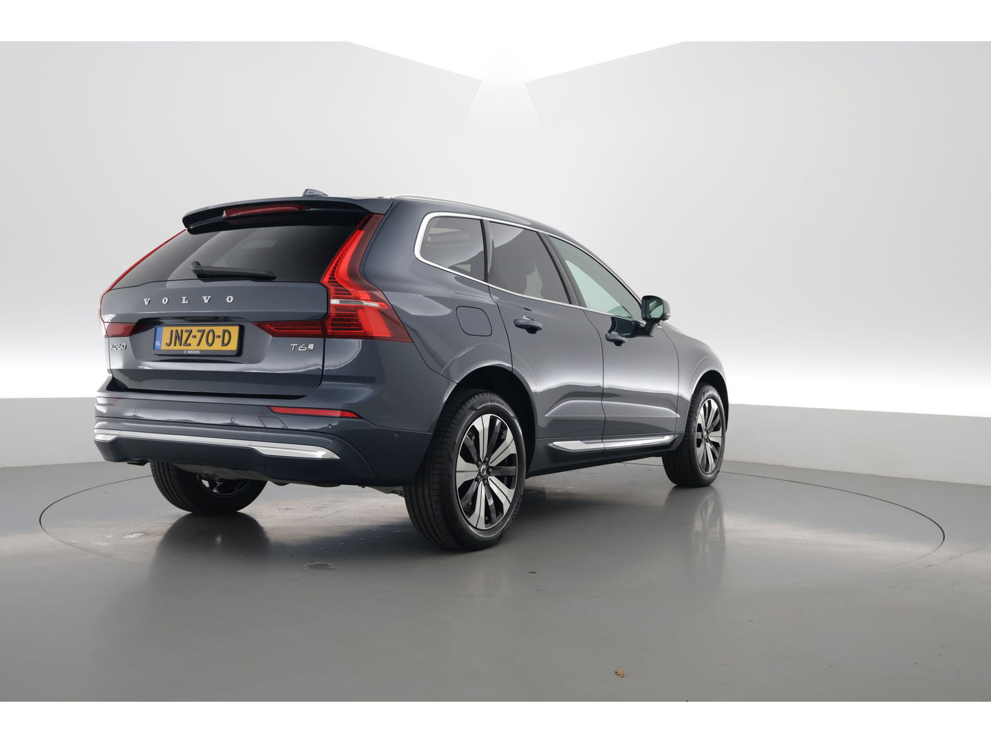 Volvo XC60 2.0 T6 Plug-in hybrid AWD Plus Bright | Leer | Pano-dak | 360 camera | ACC | Blis | H&K Audio |