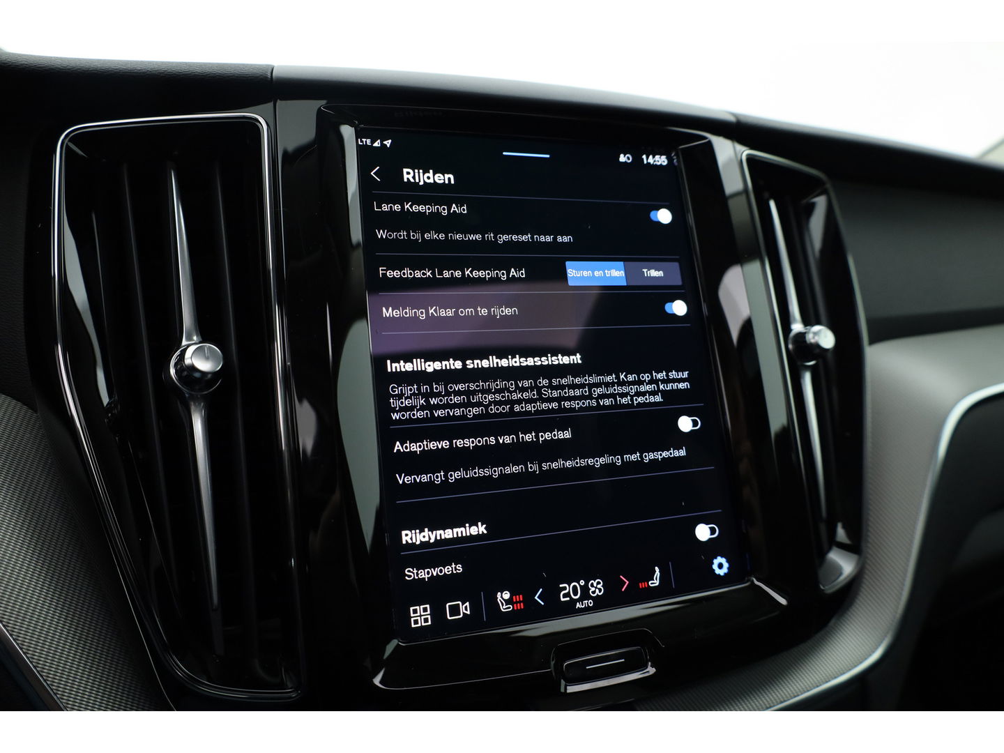 Volvo XC60 2.0 T6 Plug-in hybrid AWD Plus Bright | Leer | Pano-dak | 360 camera | ACC | Blis | H&K Audio |