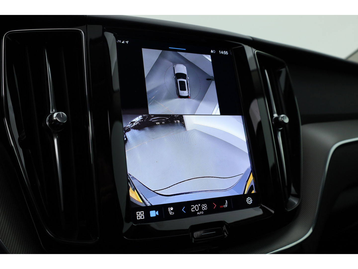 Volvo XC60 2.0 T6 Plug-in hybrid AWD Plus Bright | Leer | Pano-dak | 360 camera | ACC | Blis | H&K Audio |