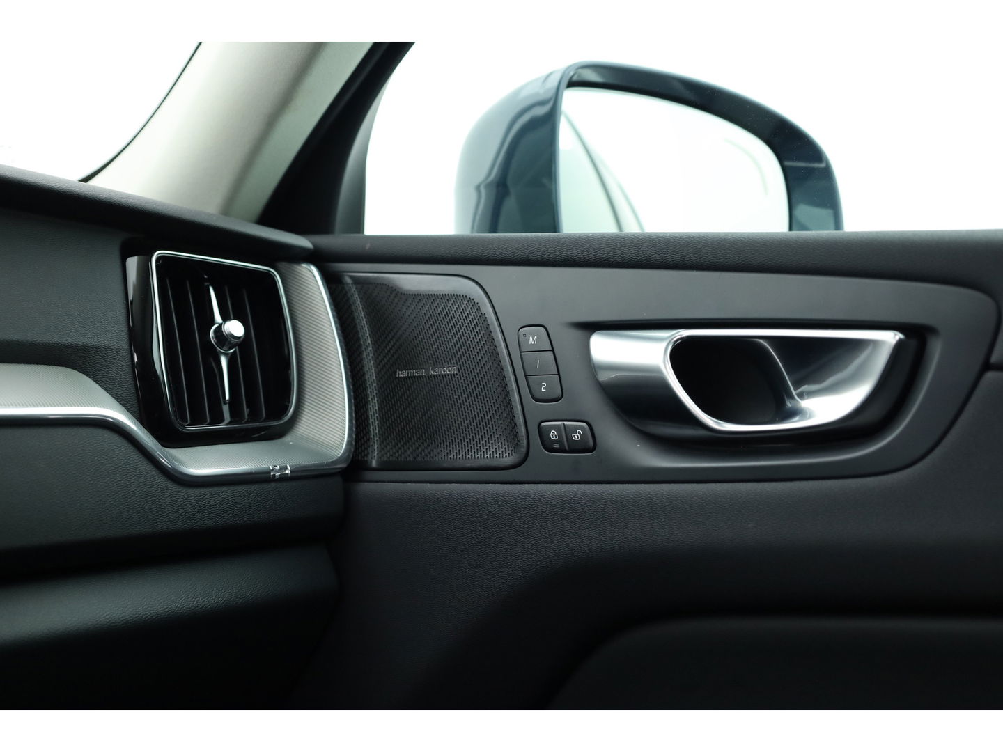 Volvo XC60 2.0 T6 Plug-in hybrid AWD Plus Bright | Leer | Pano-dak | 360 camera | ACC | Blis | H&K Audio |