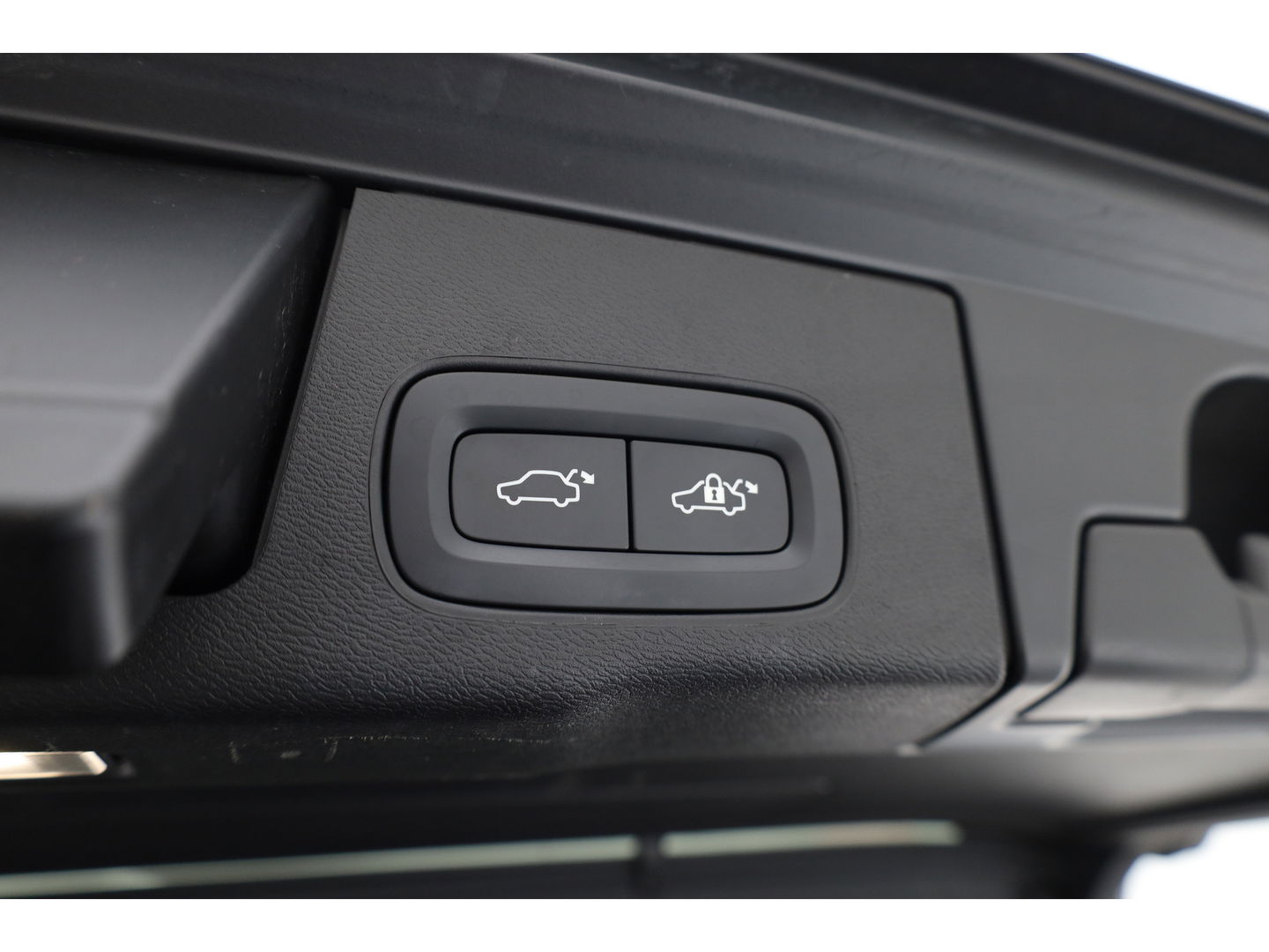 Volvo XC60 2.0 T6 Plug-in hybrid AWD Plus Bright | Leer | Pano-dak | 360 camera | ACC | Blis | H&K Audio |