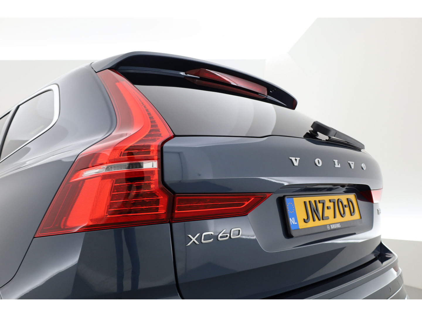 Volvo XC60 2.0 T6 Plug-in hybrid AWD Plus Bright | Leer | Pano-dak | 360 camera | ACC | Blis | H&K Audio |