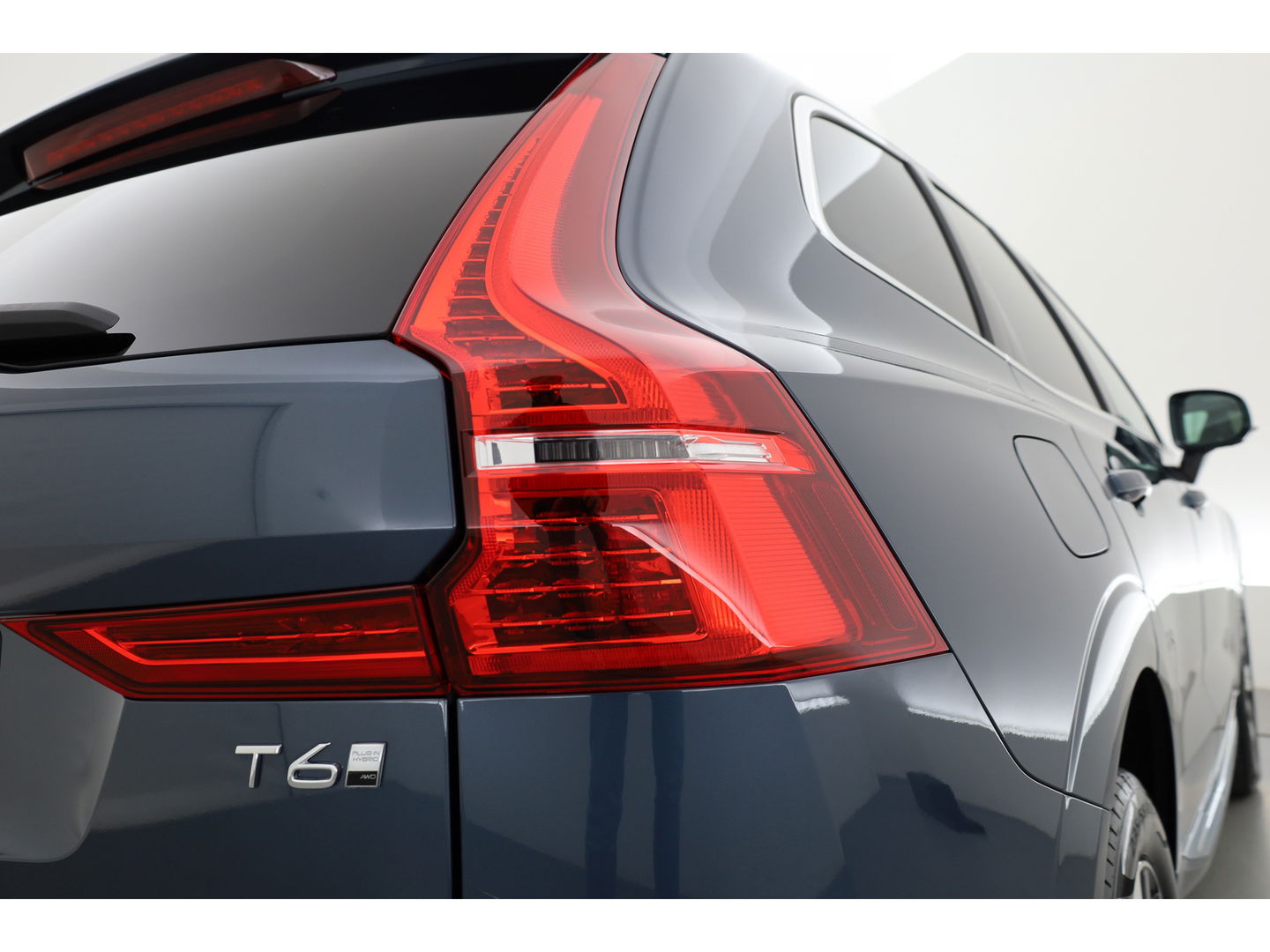 Volvo XC60 2.0 T6 Plug-in hybrid AWD Plus Bright | Leer | Pano-dak | 360 camera | ACC | Blis | H&K Audio |