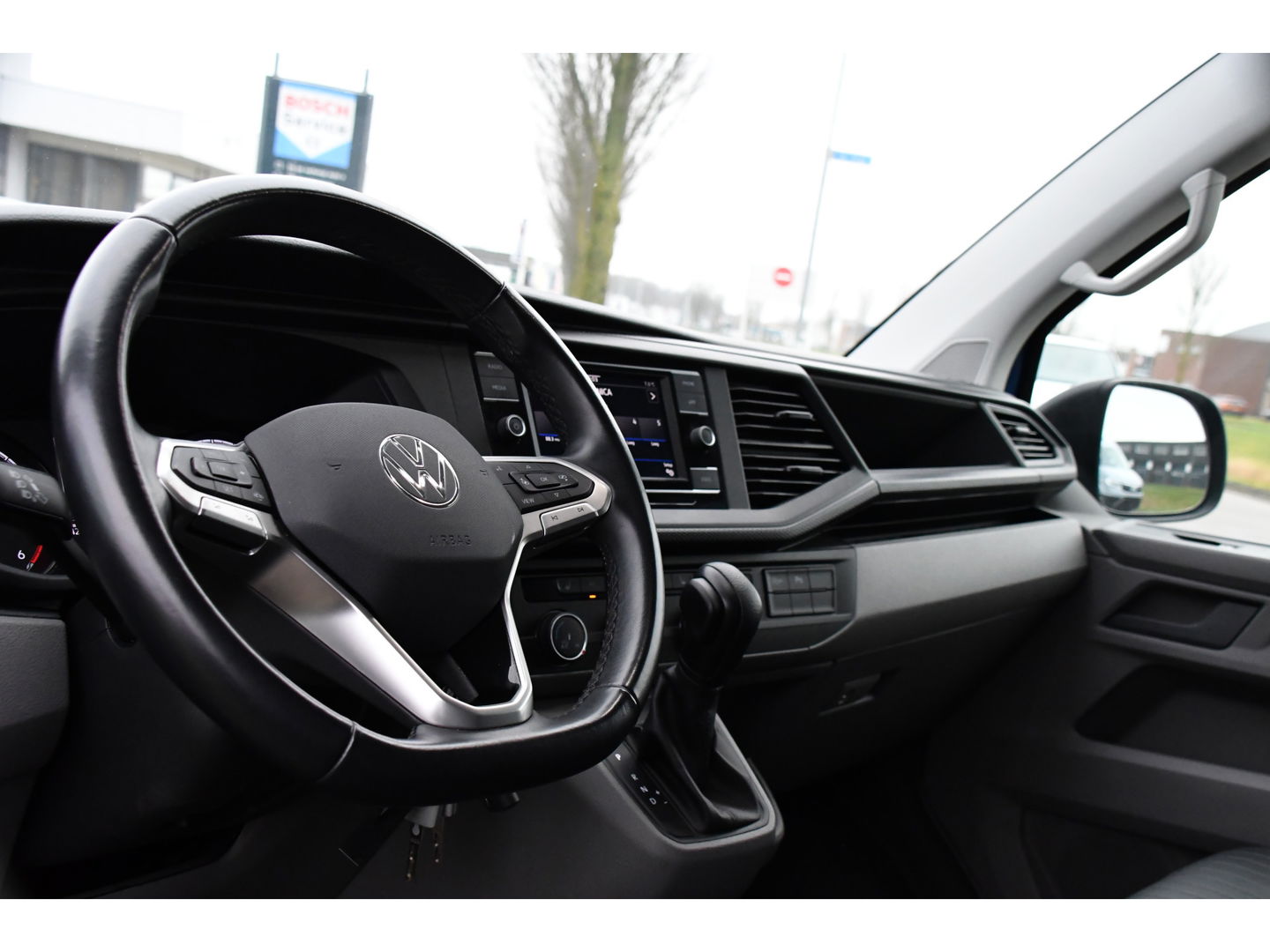 Volkswagen Transporter 2.0 TDI L2H1 DC 30 Bulli Edition Camera, Cruise, Carplay, LED, Leder, 150pk, Stoelverwarming, Standkachel, Uniek!