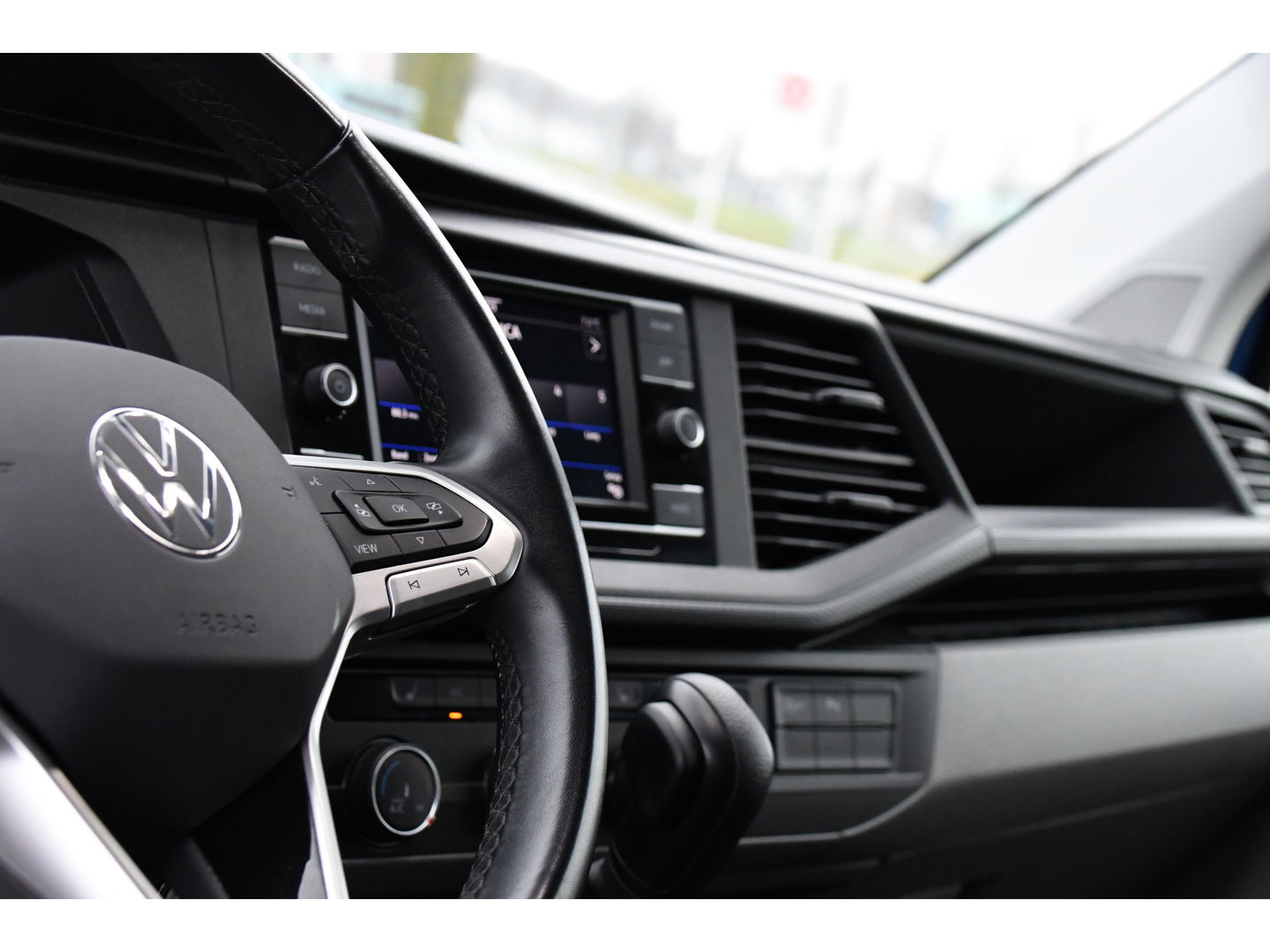 Volkswagen Transporter 2.0 TDI L2H1 DC 30 Bulli Edition Camera, Cruise, Carplay, LED, Leder, 150pk, Stoelverwarming, Standkachel, Uniek!