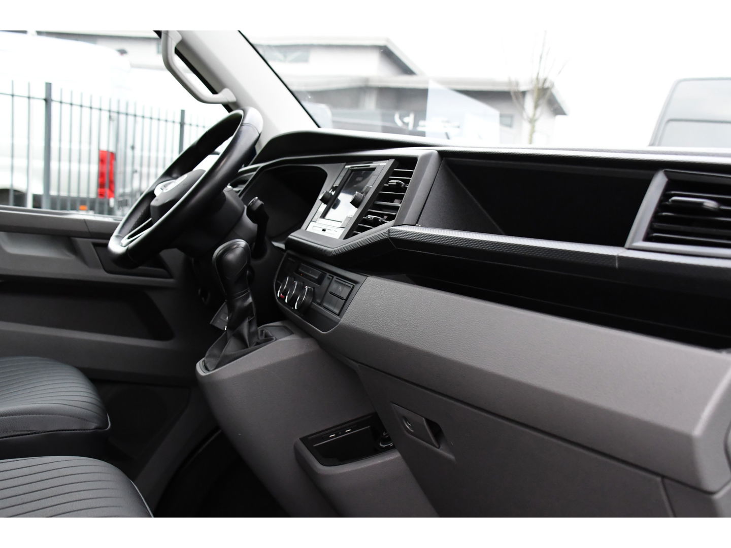 Volkswagen Transporter 2.0 TDI L2H1 DC 30 Bulli Edition Camera, Cruise, Carplay, LED, Leder, 150pk, Stoelverwarming, Standkachel, Uniek!