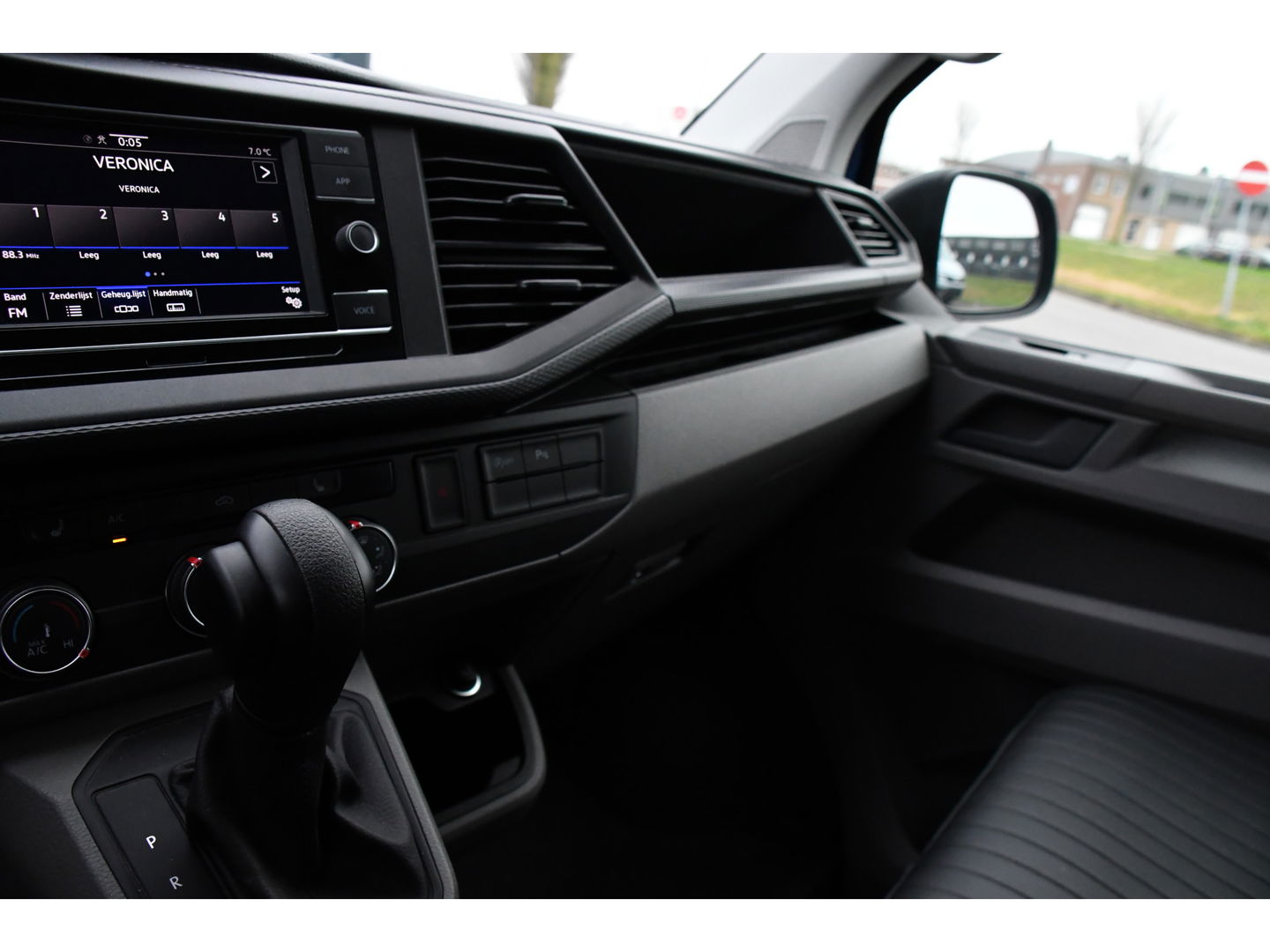 Volkswagen Transporter 2.0 TDI L2H1 DC 30 Bulli Edition Camera, Cruise, Carplay, LED, Leder, 150pk, Stoelverwarming, Standkachel, Uniek!