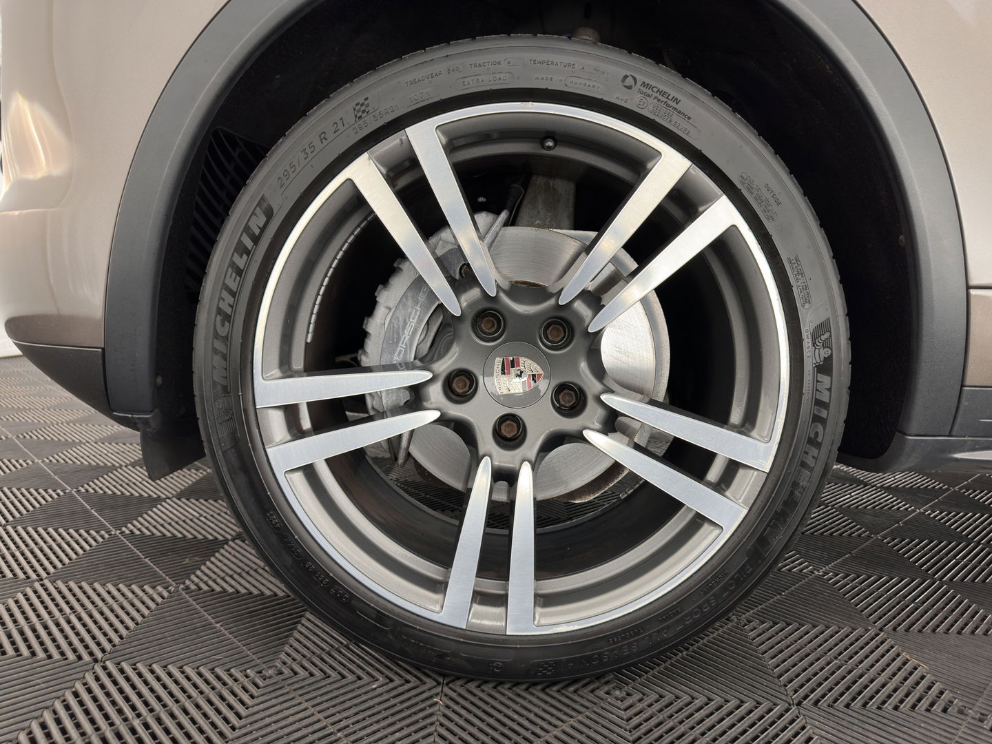 Porsche Cayenne 3.0 D Aut. *LEATHER | XENON | MEMORY-PACK | BLIND-SPOT | CAMERA | AIR-SUSPENSION | HEATED-COMFORTSEATS | NAVI-FULLMAP | SHIFT-PADDLES | PRIVACY-GLASS | TOWBAR | 21''ALU*