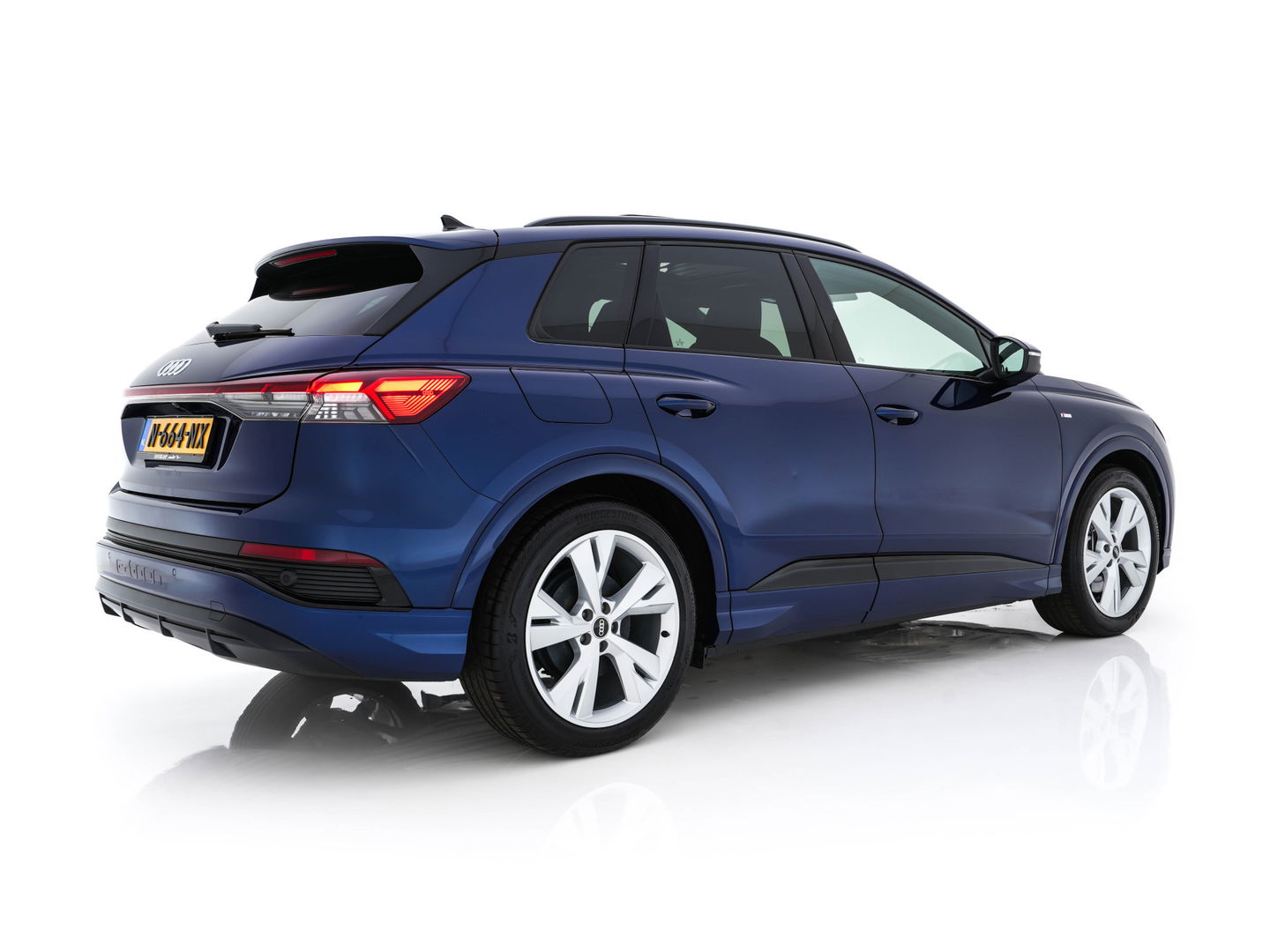 Audi Q4 e-tron 40 S-Line Competition Launch edition 77 kWh [ 3-Fase ] {SOH-87%} (INCL-BTW) *HEAT-PUMP | PANO | LEATHER-FABRIC | MATRIX-LED | ADAPTIVE-CRUISE | HEATED-SPORTSEATS | AMBIENT-LIGHT | DIGI-COCKPIT | CAMERA | KEYLESS | NAVI-FULLMAP | ...