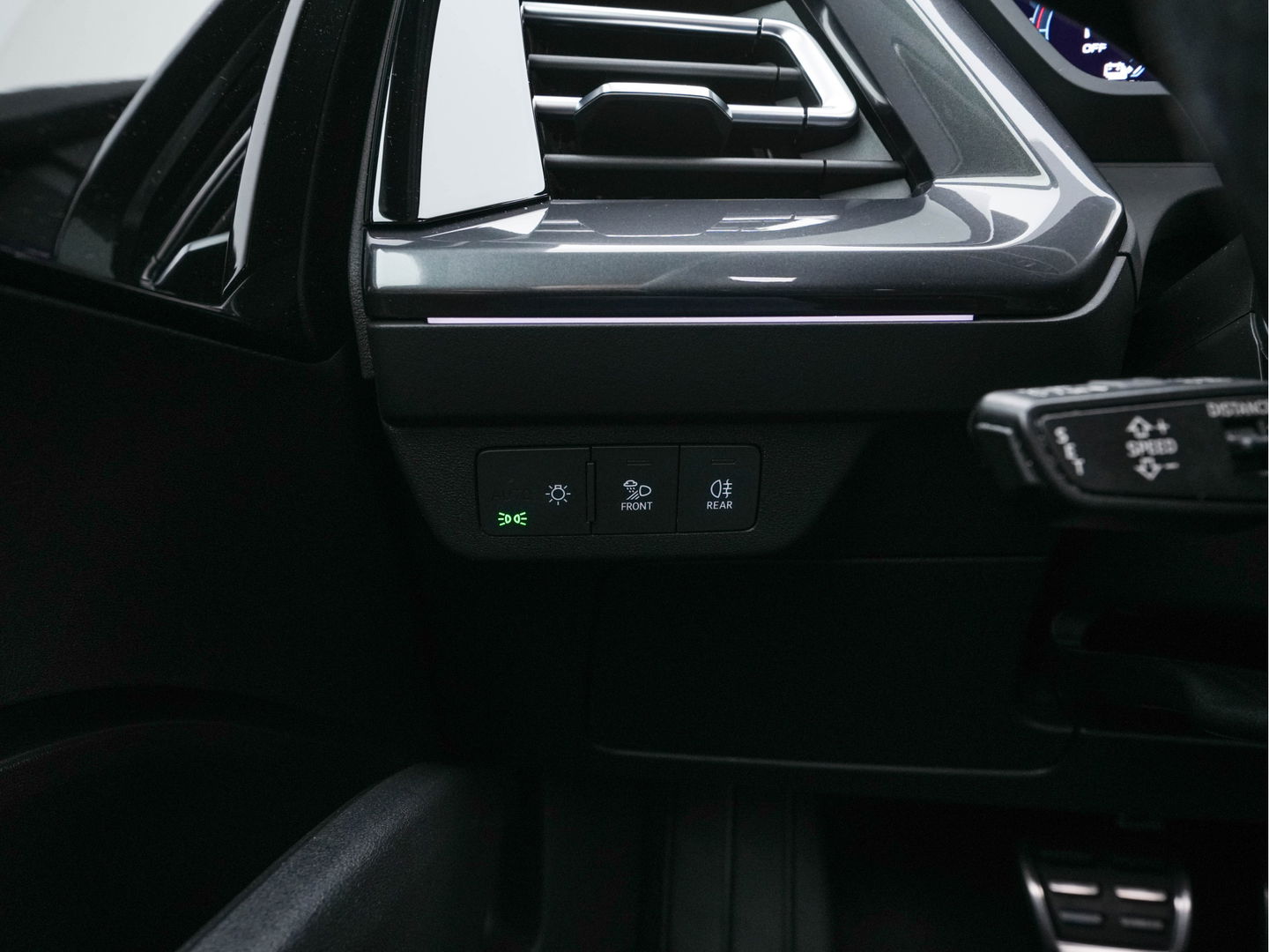 Audi Q4 e-tron 40 S-Line Competition Launch edition 77 kWh [ 3-Fase ] {SOH-87%} (INCL-BTW) *HEAT-PUMP | PANO | LEATHER-FABRIC | MATRIX-LED | ADAPTIVE-CRUISE | HEATED-SPORTSEATS | AMBIENT-LIGHT | DIGI-COCKPIT | CAMERA | KEYLESS | NAVI-FULLMAP | ...