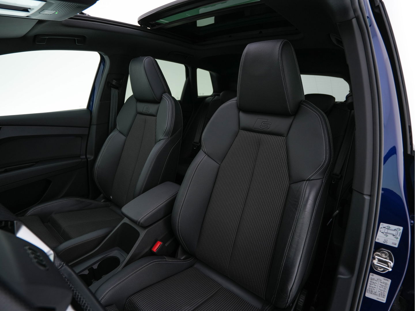 Audi Q4 e-tron 40 S-Line Competition Launch edition 77 kWh [ 3-Fase ] {SOH-87%} (INCL-BTW) *HEAT-PUMP | PANO | LEATHER-FABRIC | MATRIX-LED | ADAPTIVE-CRUISE | HEATED-SPORTSEATS | AMBIENT-LIGHT | DIGI-COCKPIT | CAMERA | KEYLESS | NAVI-FULLMAP | ...