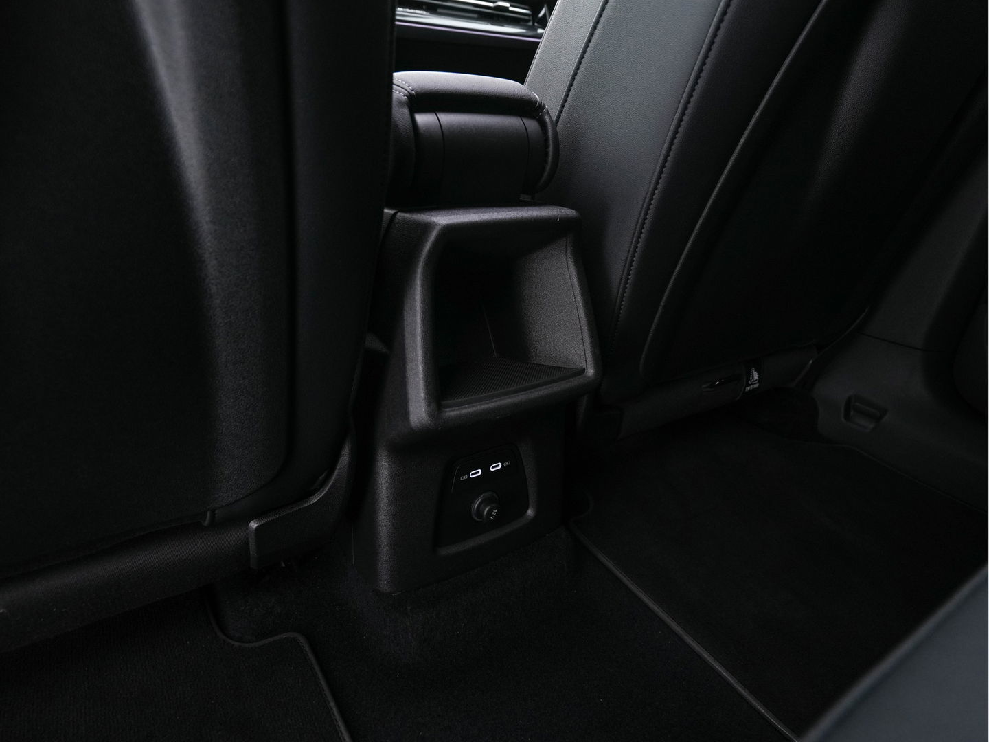 Audi Q4 e-tron 40 S-Line Competition Launch edition 77 kWh [ 3-Fase ] {SOH-87%} (INCL-BTW) *HEAT-PUMP | PANO | LEATHER-FABRIC | MATRIX-LED | ADAPTIVE-CRUISE | HEATED-SPORTSEATS | AMBIENT-LIGHT | DIGI-COCKPIT | CAMERA | KEYLESS | NAVI-FULLMAP | ...