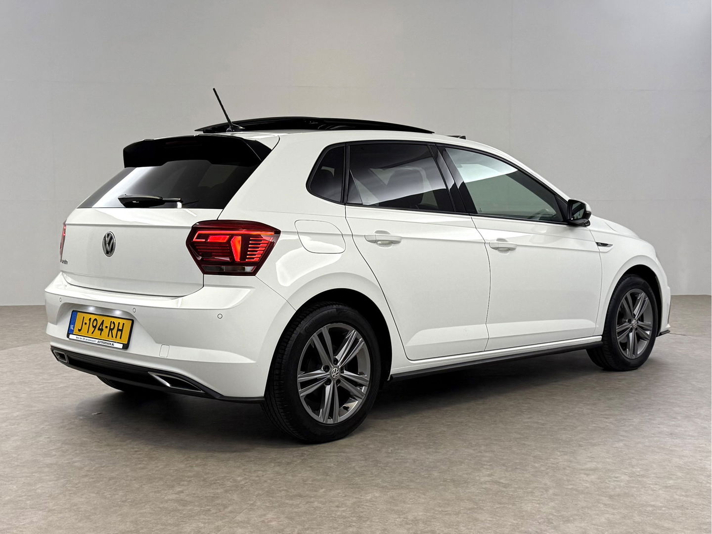 Volkswagen Polo 1.0 TSI R-Line | Pano | Camera | Adap. Cruise | Carplay | Virtual | NAP